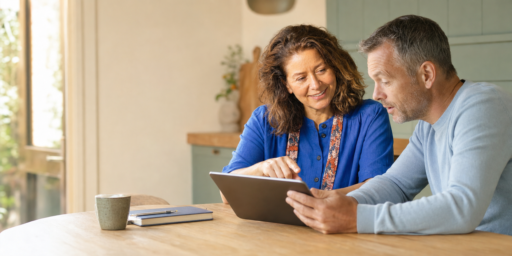 Marjon helpt iemand rustig met AI op een tablet