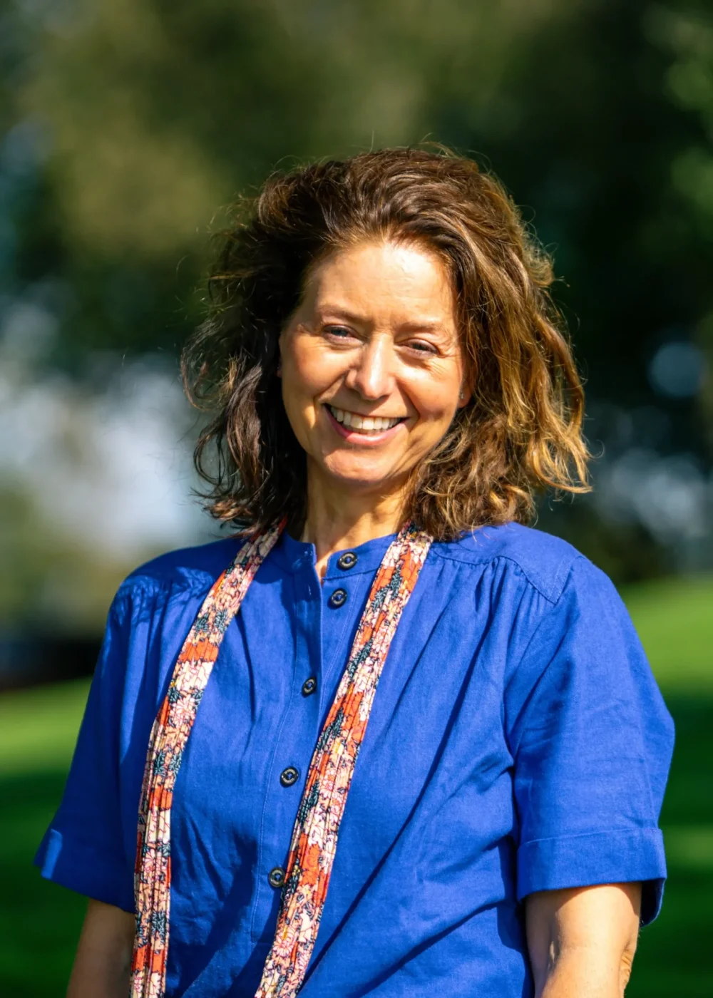 Portret van Marjon in een blauwe blouse