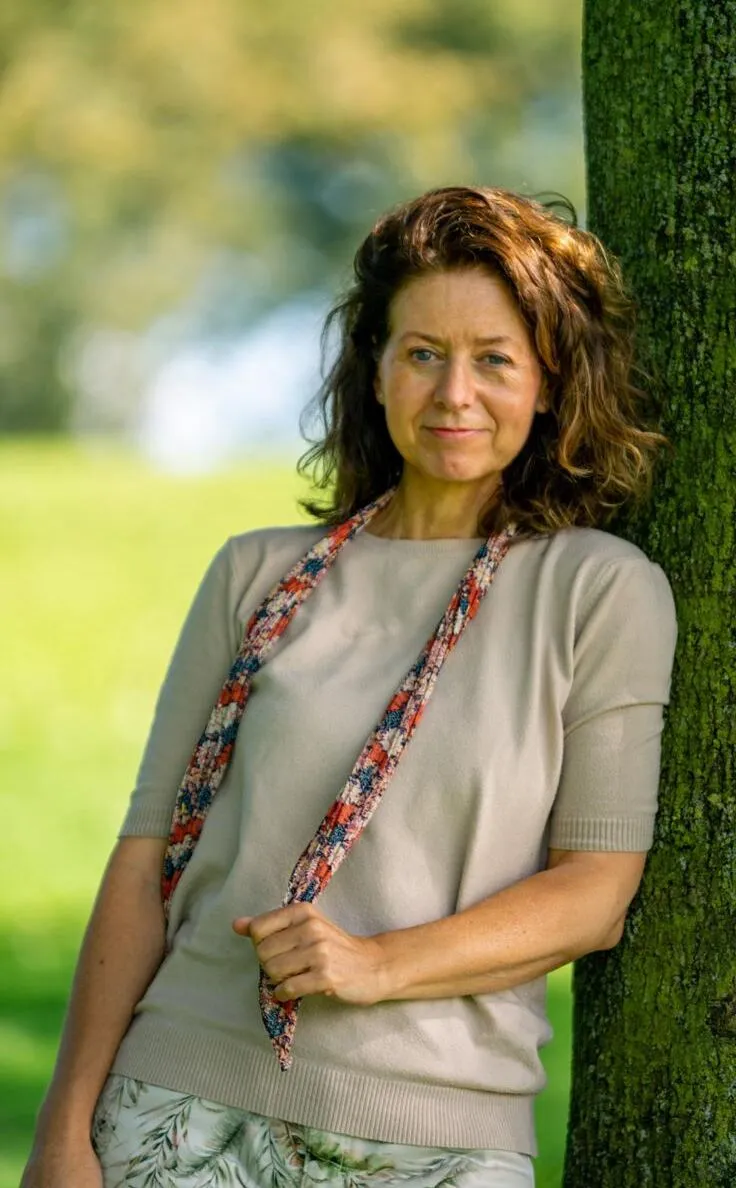 Portret van Marjon buiten bij een boom